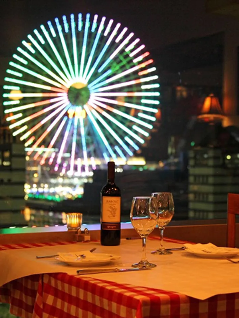 全面ガラス張りの店内からはみなとみらいの夜景が一望