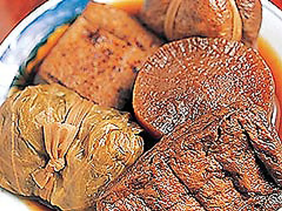 カツオとコンブからとった真っ黒なダシで煮込む