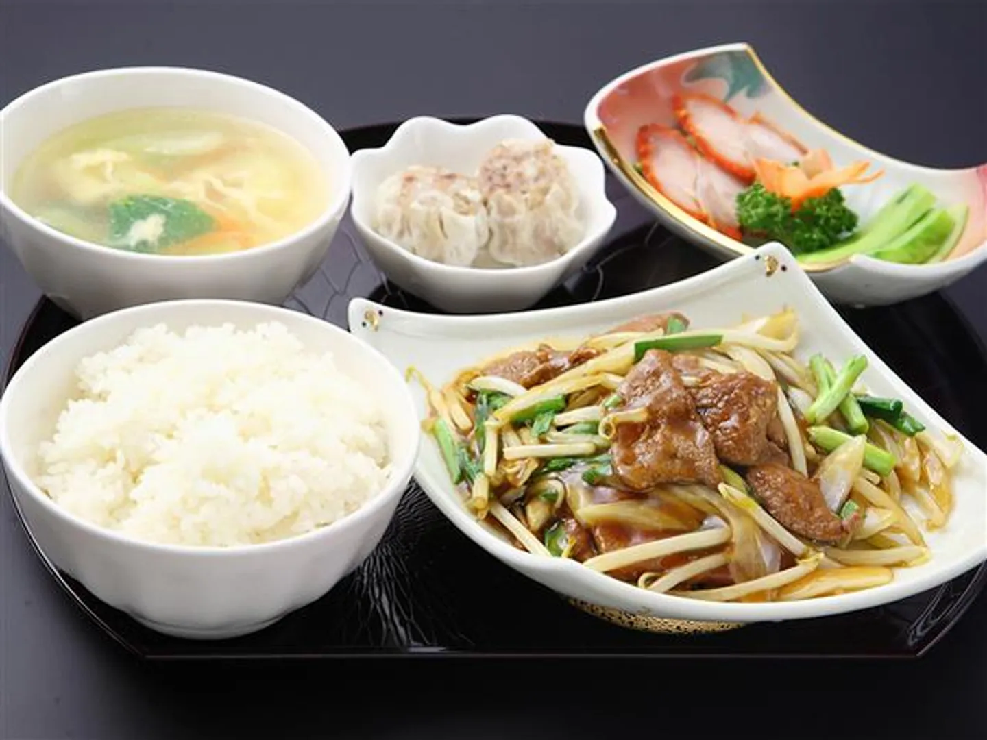 平日限定の中華定食セット (日替わり、画像はイメージ)