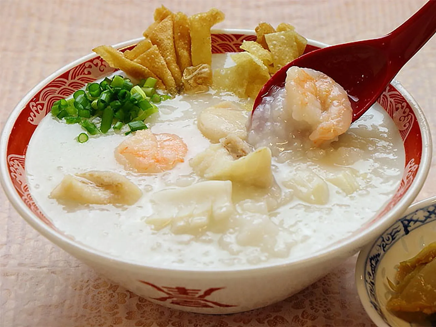 店の名前がついた龍仙粥はエビ・イカ・ホタテなどの海鮮がゴロゴロ