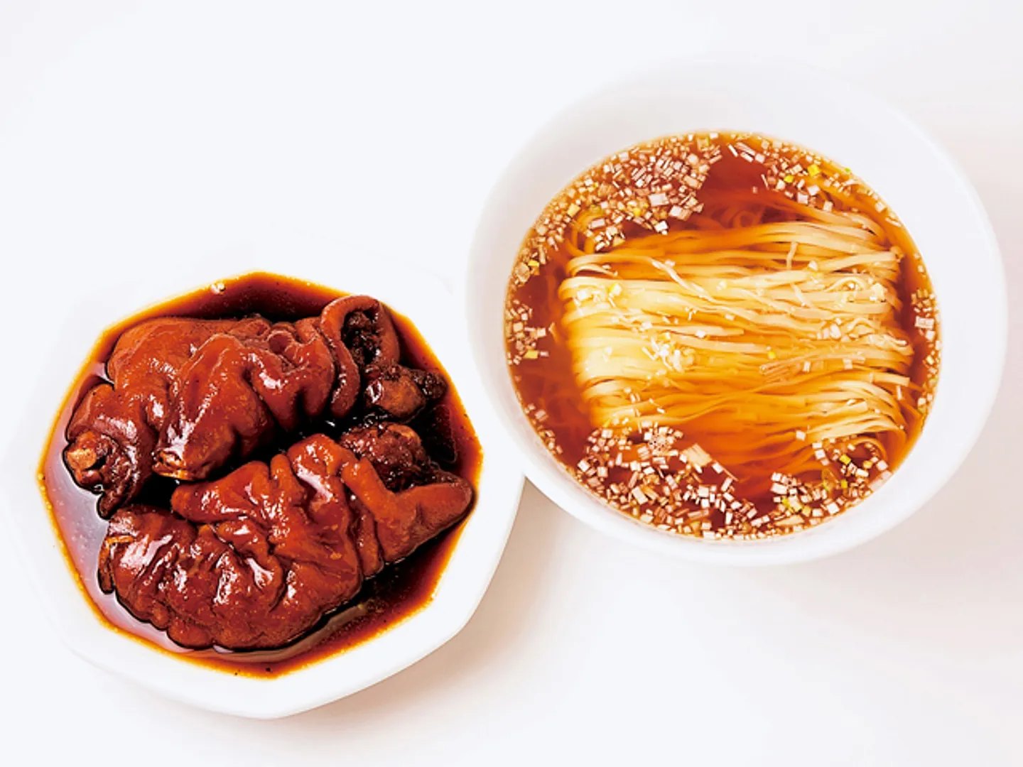 柔らかく煮込んだ豚足があっさりスープのそばに良く合う