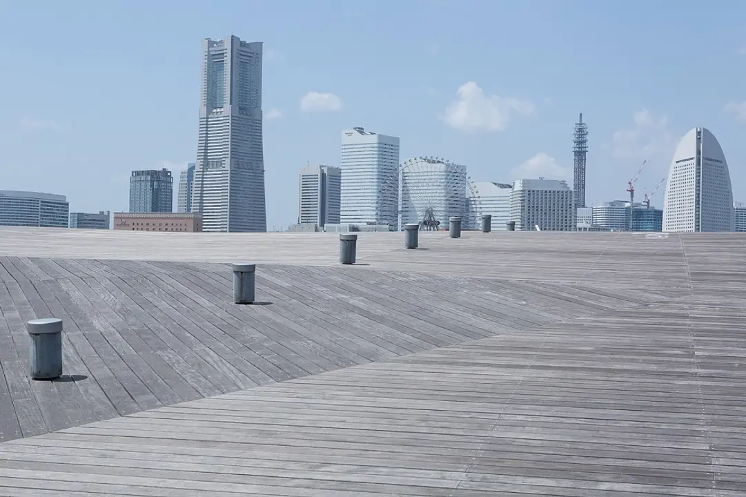 屋上デッキからはみなとみらい地区を一望