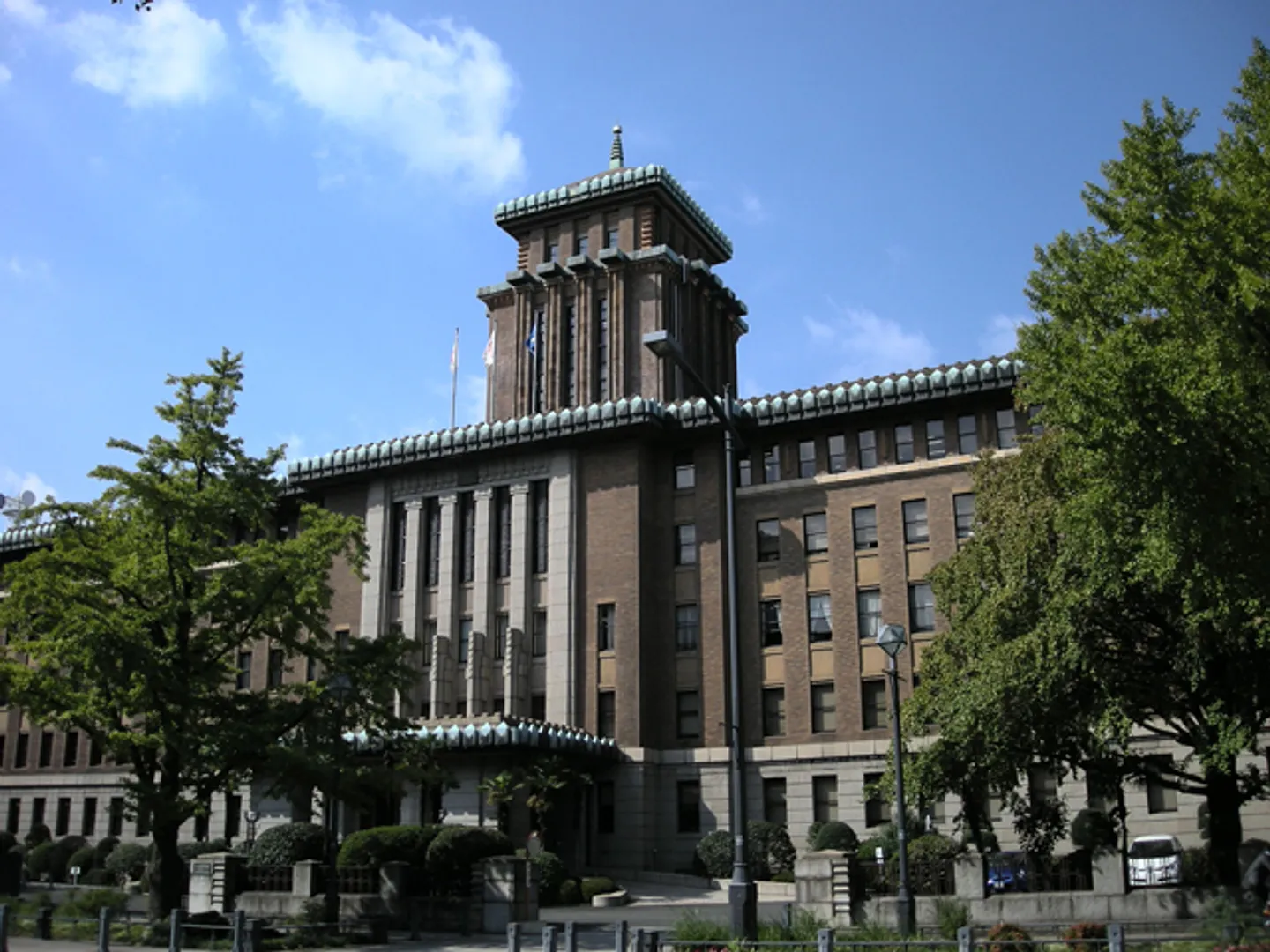 日本趣味と洋風建築が調和した和洋折衷の庁舎