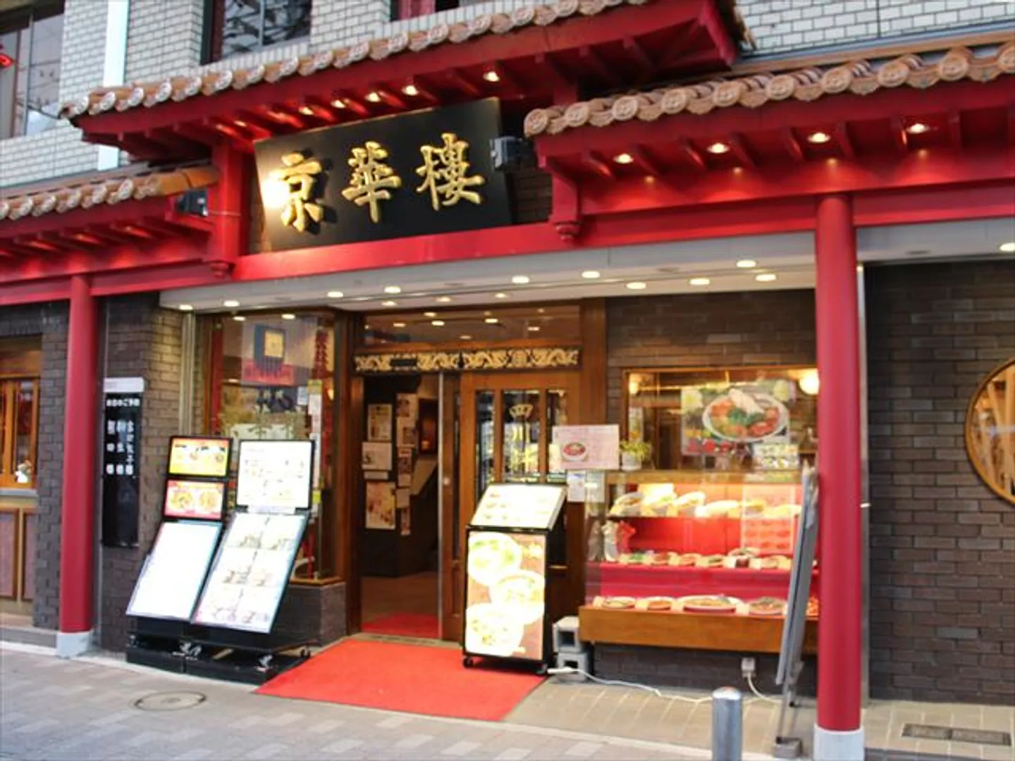中華街関帝通りにある京華樓本館は赤なつめ色の門が目印