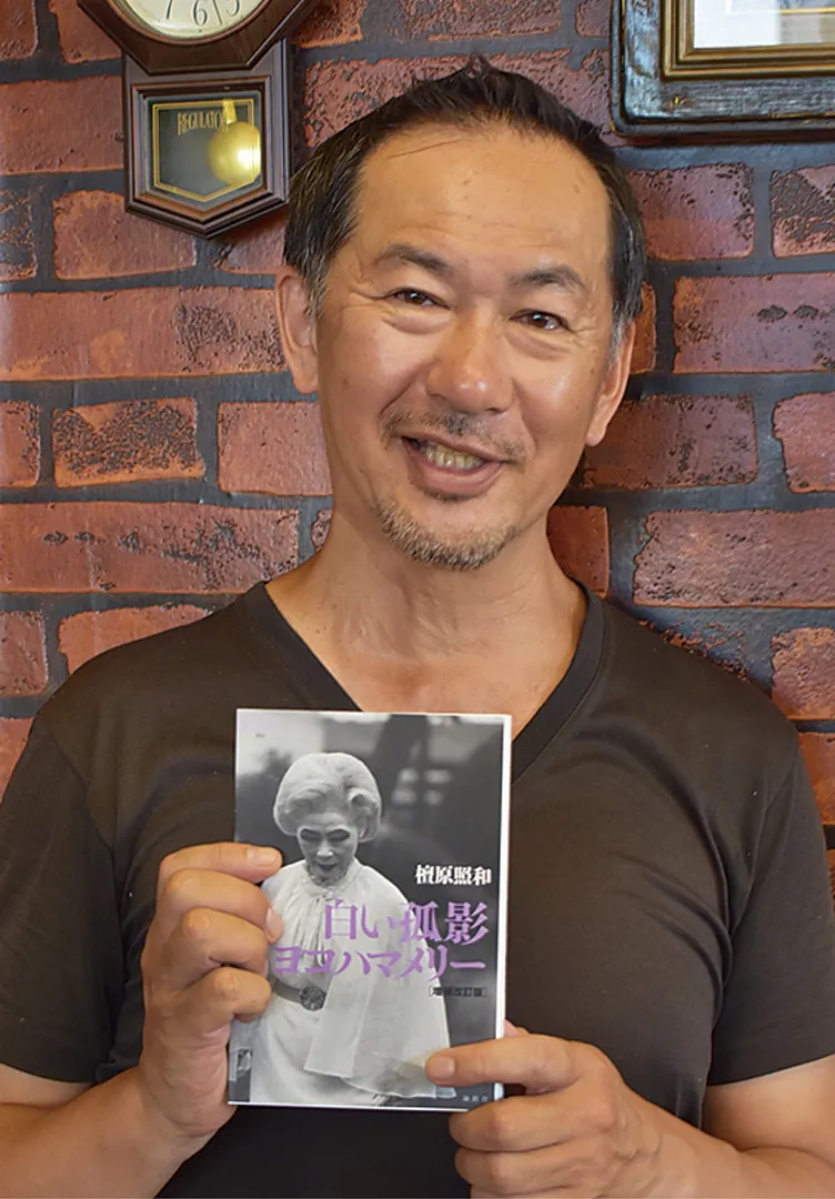 著書を手にする檀原さん