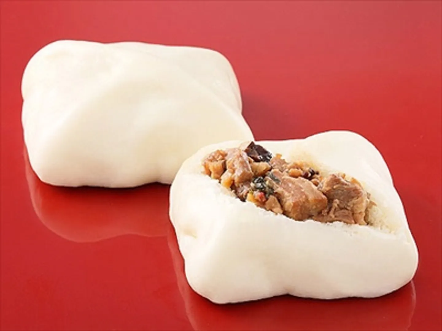 ゴロゴロ大きな豚角煮と、シャキシャキの青梗菜が入った、とろとろのタレが絶品の「豚角煮まん」