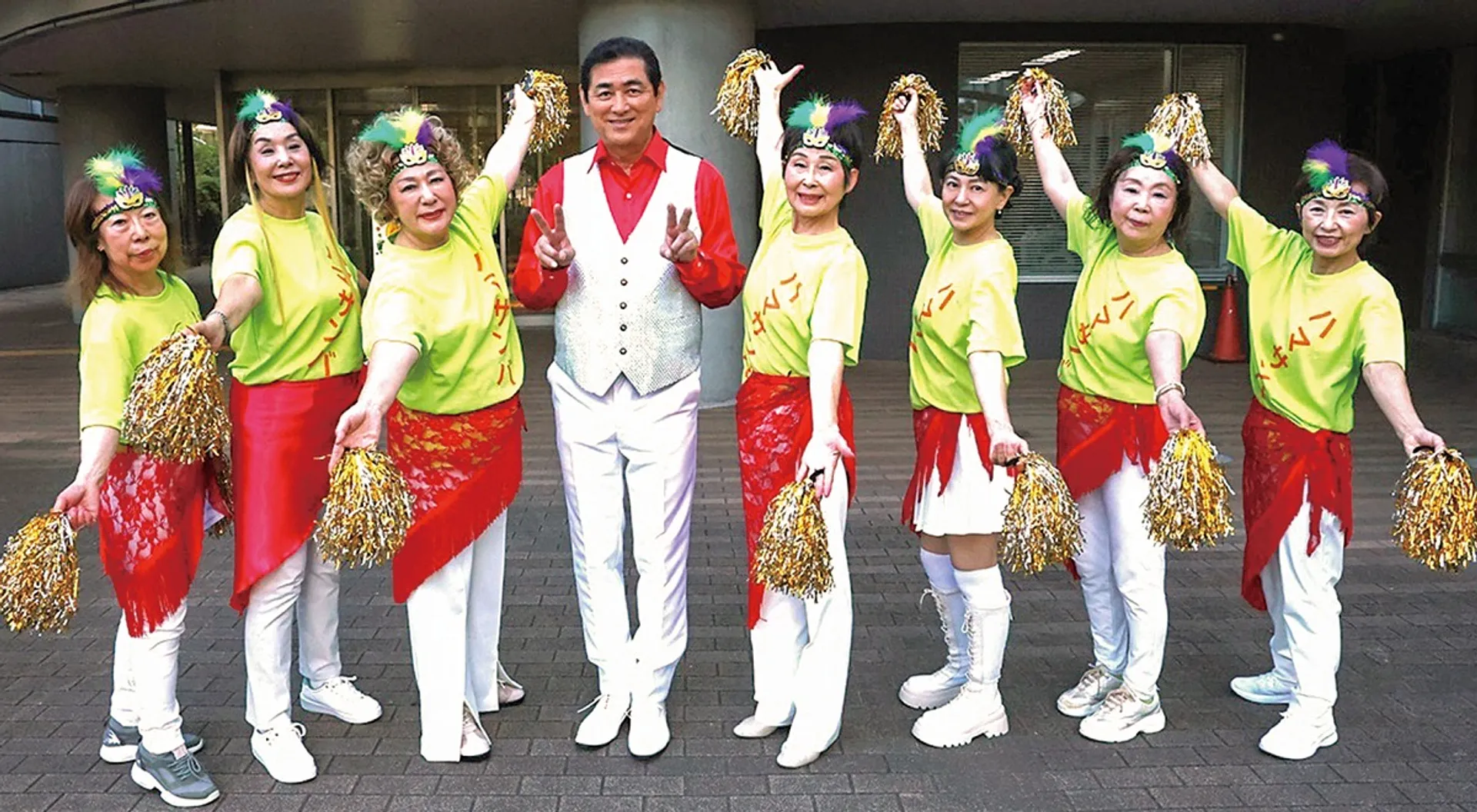 ▲『ハマサンバ』を歌う浜ゆたかさんとオバサンバーズ（左から３人目が笠原さん、５人目が振り付けを考案した春日さん）