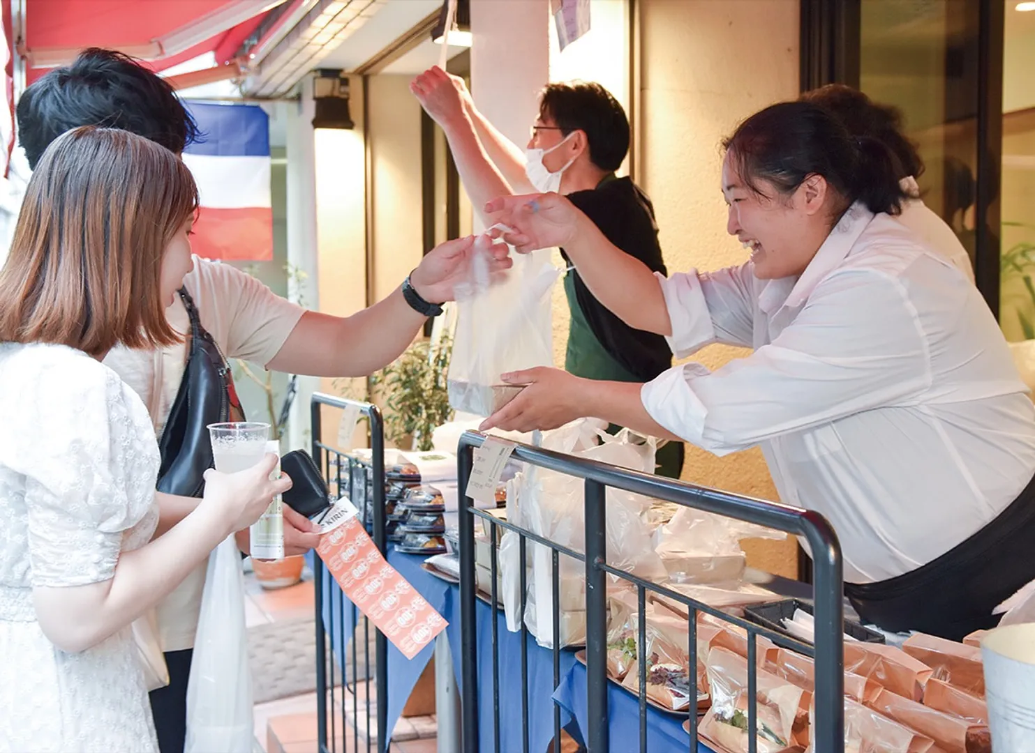 気になっていたお店の味を試すチャンス（写真は過去開催時の様子＝元町クラフトマンシップ・ストリート提供）
