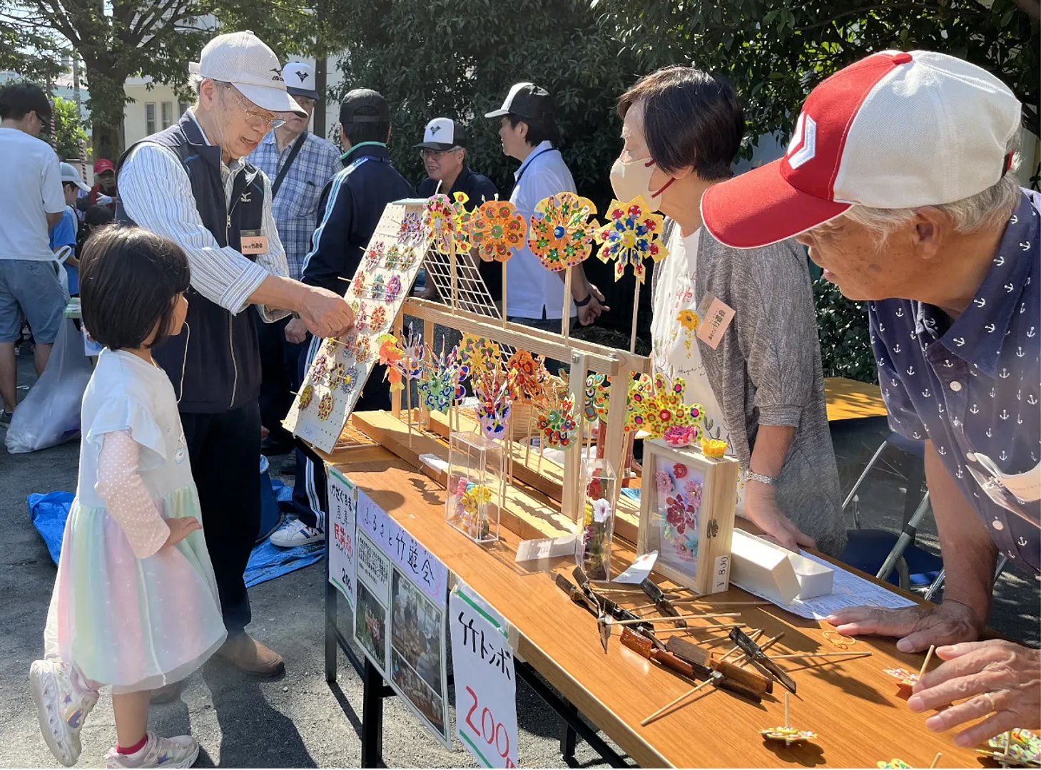 竹細工の玩具の展示販売も